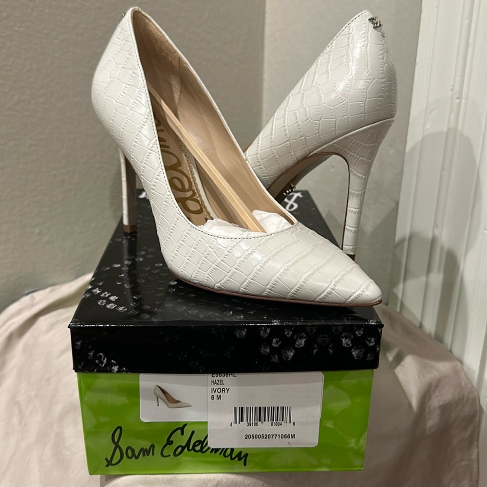 Sam Edelman. Hazel pumps. Ivory. Croc-embossed. Size: 6M.